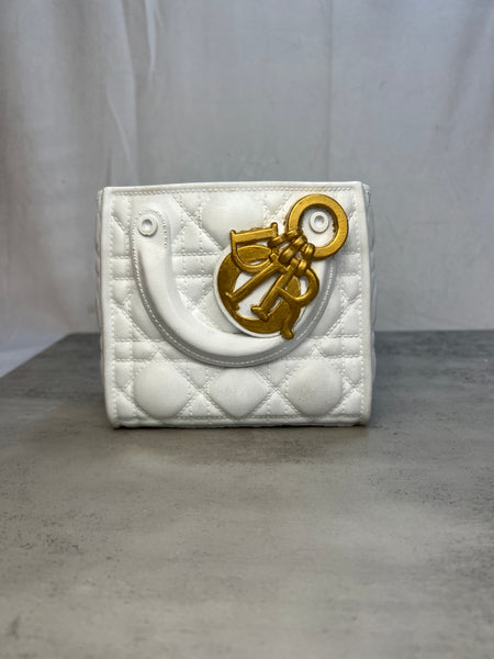 White / Gold D Candle